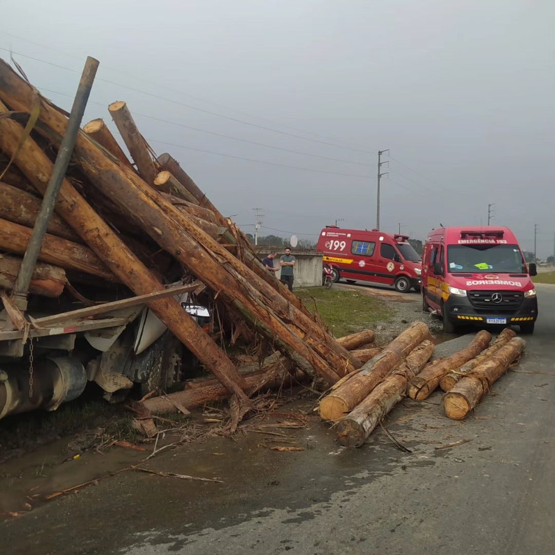 Tragédia Toras de madeira esmagam caminhoneiro em acidente na BR-470