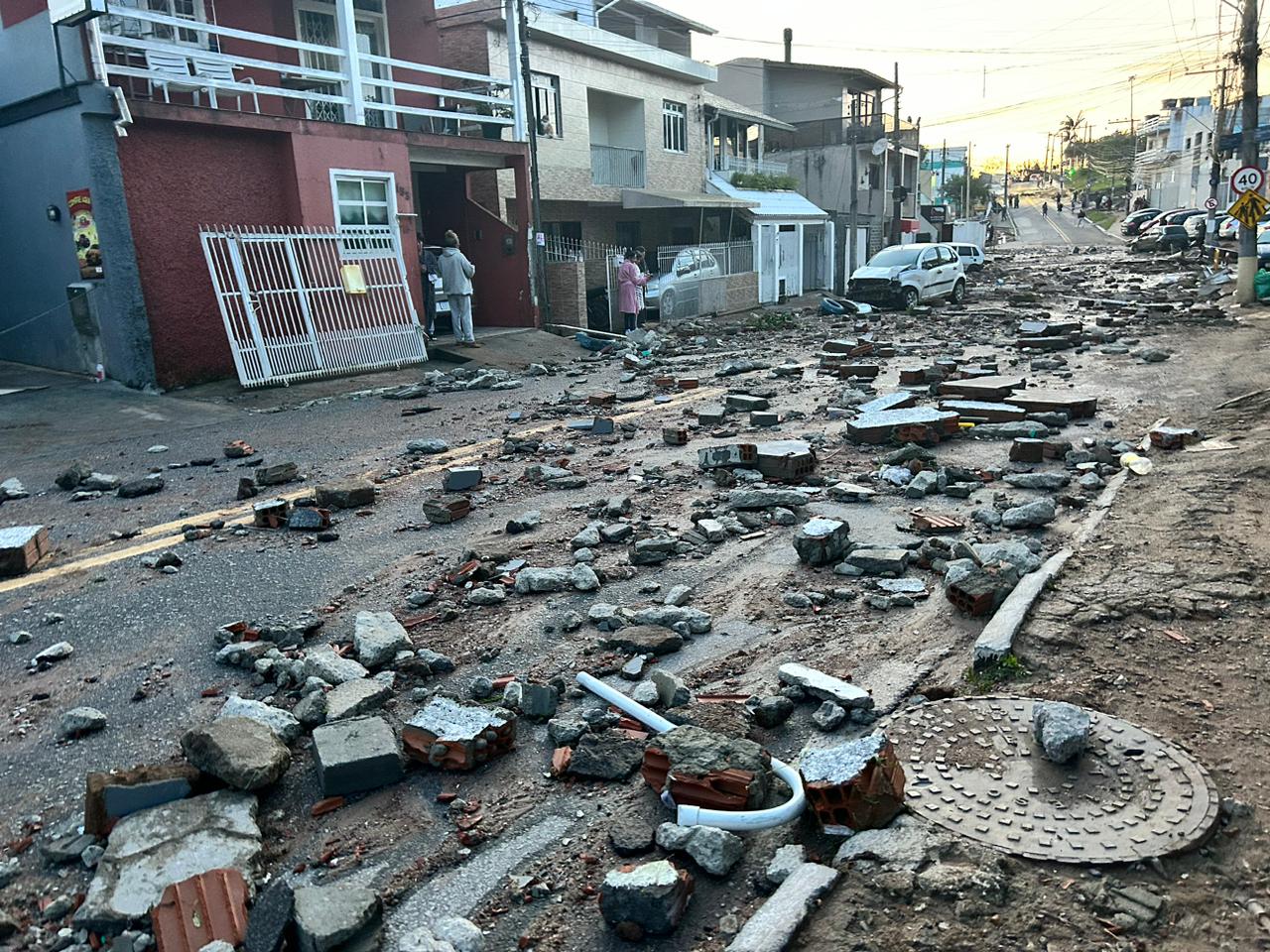 Reservatório da Casan rompe no bairro Monte Cristo, em Florianópolis