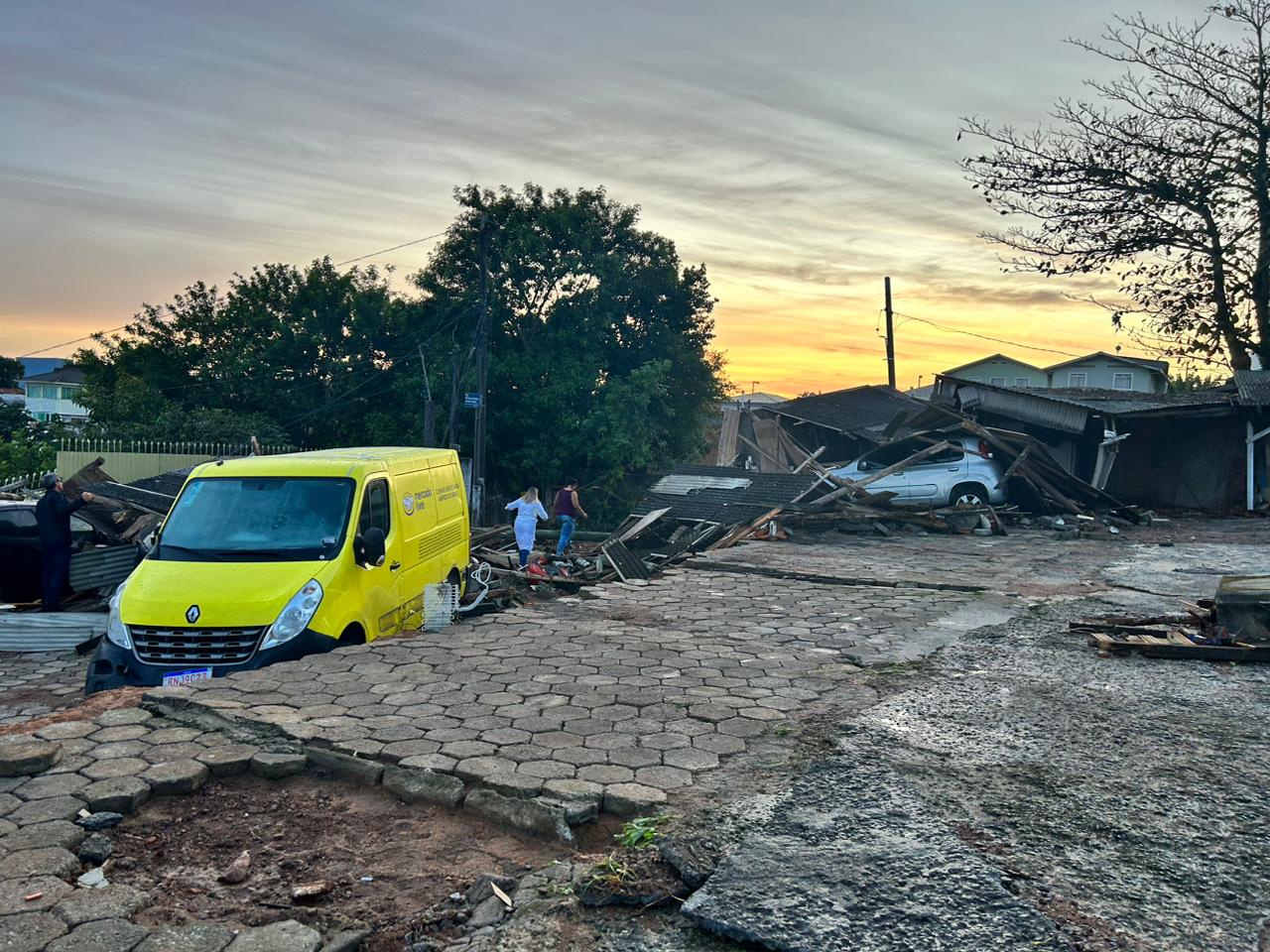 Reservatório da Casan rompe no bairro Monte Cristo, em Florianópolis