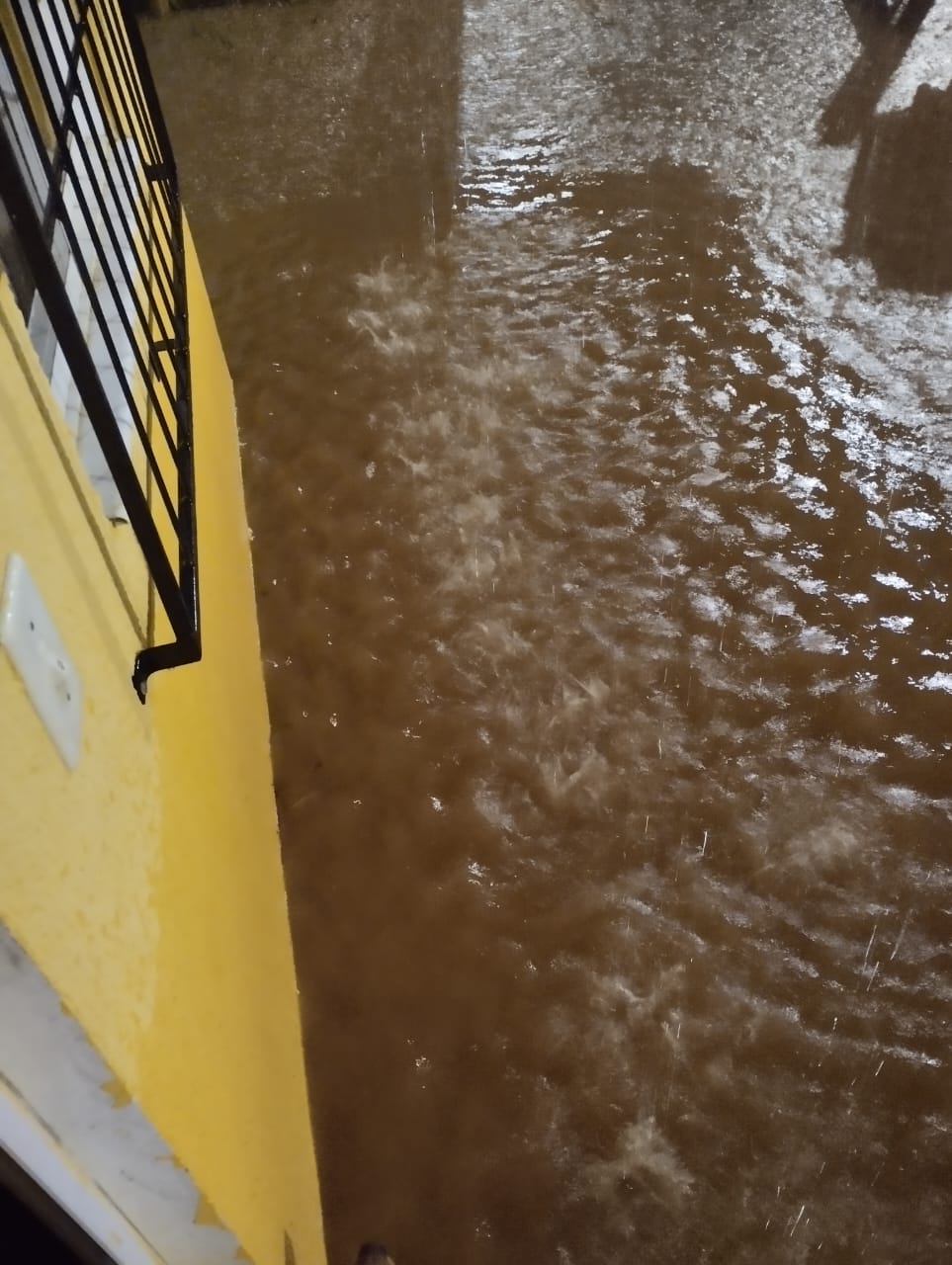 Após chuva intensa na madrugada, casas ficam alagadas no Oeste