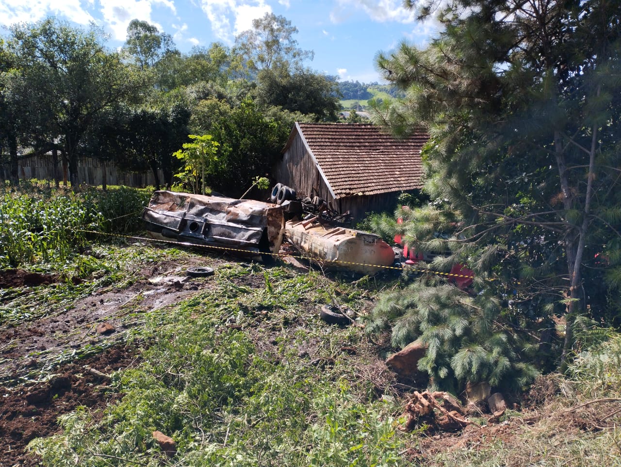 Motorista morre após tombar caminhão no Oeste de SC