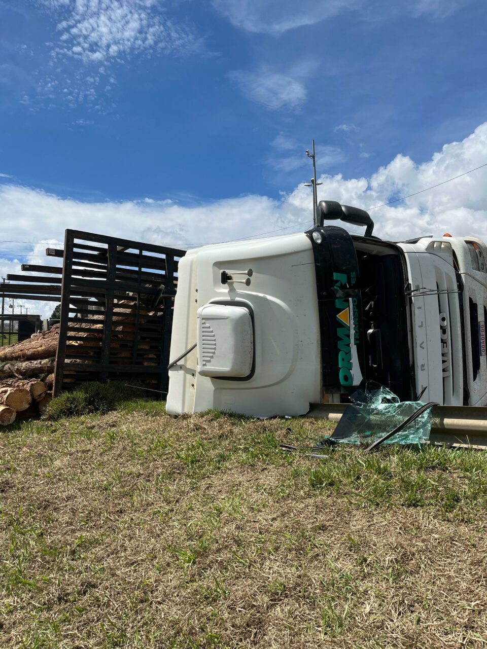 AGORA Carreta tomba e bloqueia parcialmente trânsito no trevo da BR-116 com a BR-282 (2)