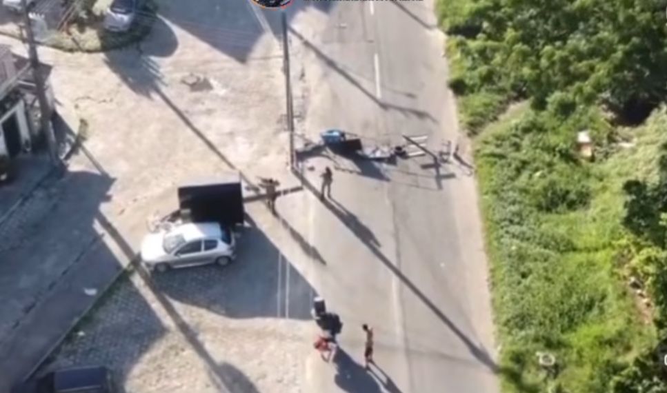 Imagem mostram ação da Polícia Militar após incêndio na Chico Mendes