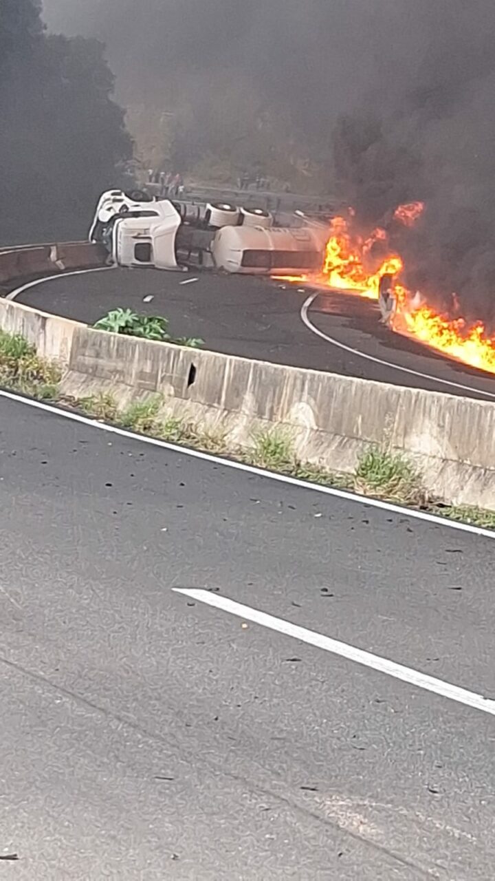 Caminhão carregado com óleo diesel tomba, pega fogo e interdita BR-376