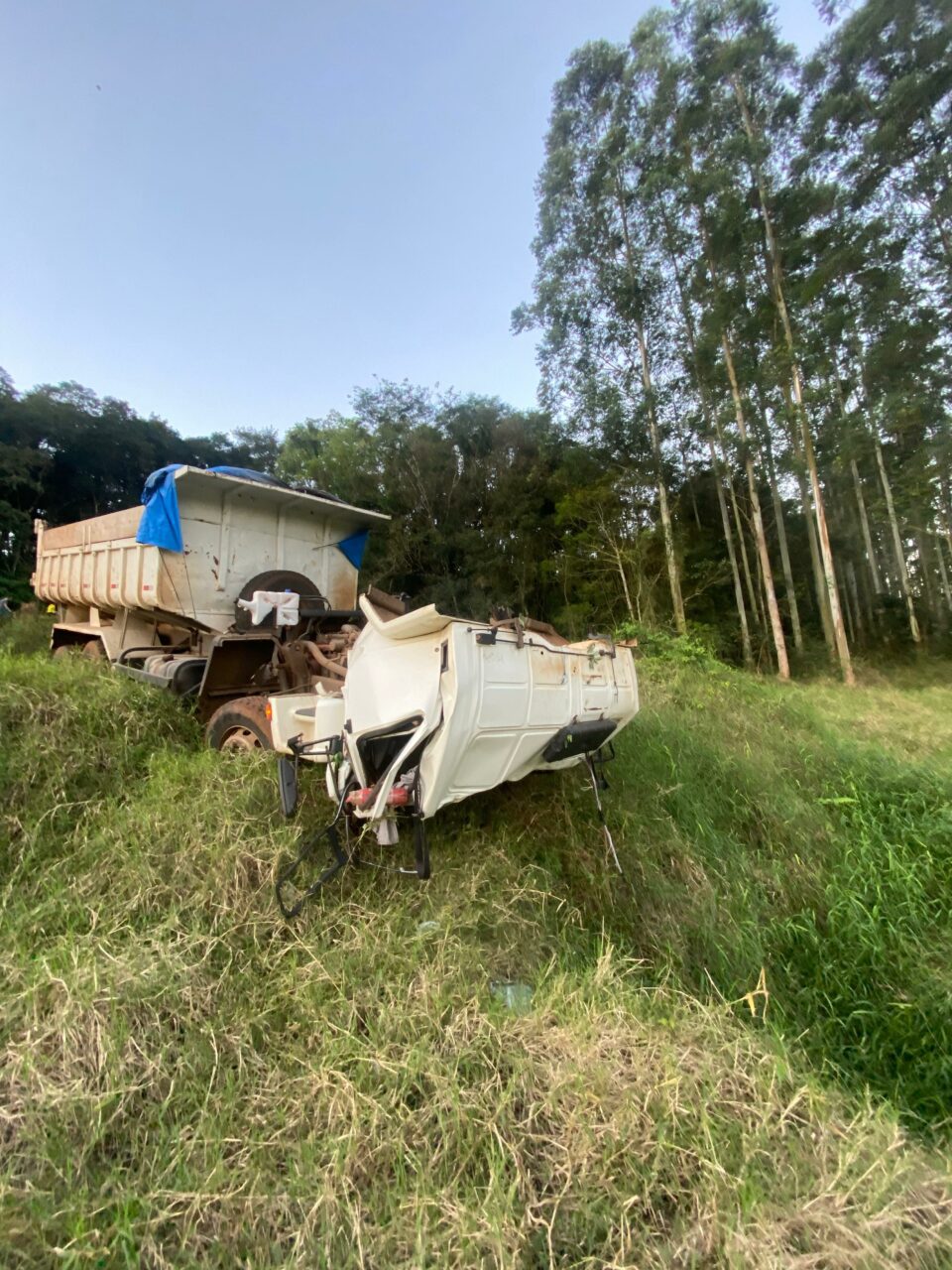 condutor de caminhão sofre múltiplas fraturas no Oeste de SC