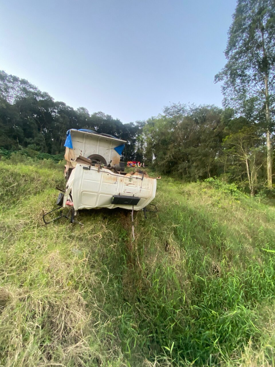 Caminhão despenca em ribanceira e condutor sofre múltiplas fraturas no Oeste de SC