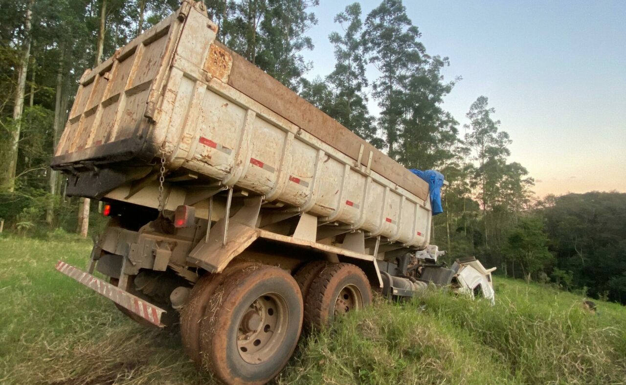 Caminhão despenca em ribanceira e condutor sofre múltiplas fraturas no Oeste de SC