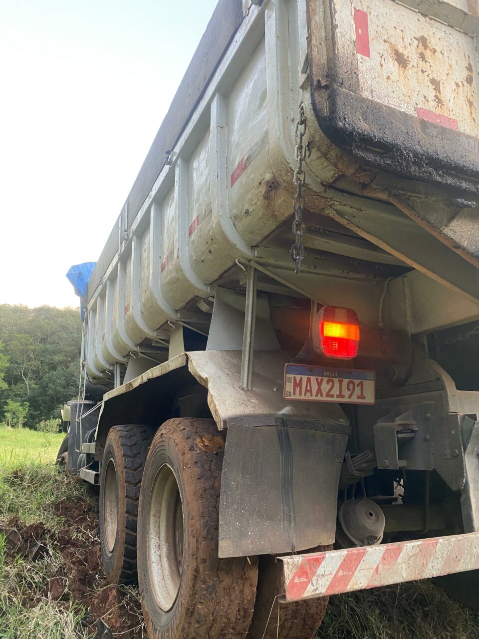 condutor de caminhão sofre múltiplas fraturas no Oeste de SC