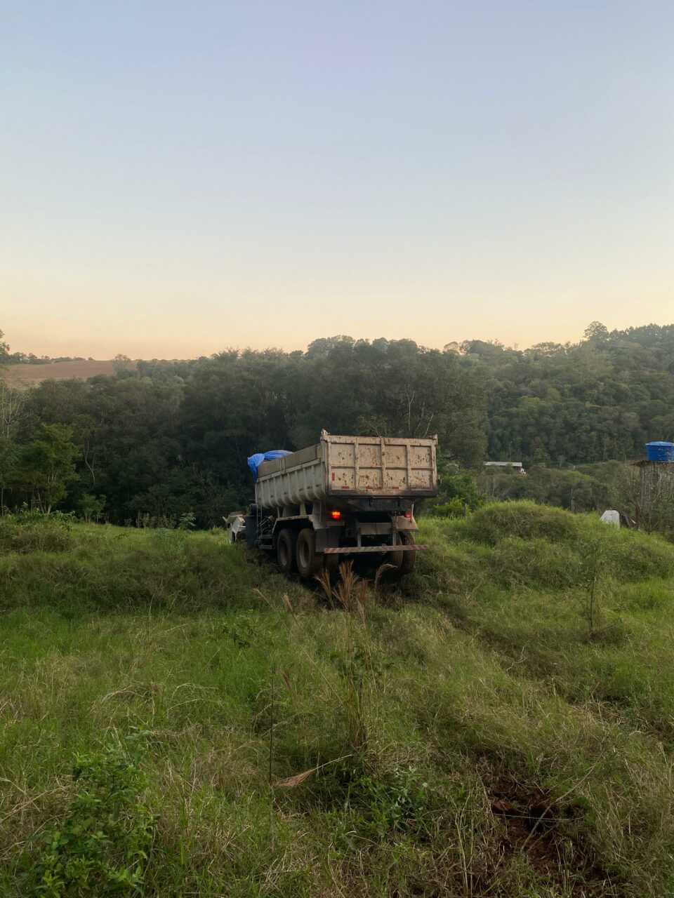 Caminhão despenca em ribanceira e condutor sofre múltiplas fraturas no Oeste de SC