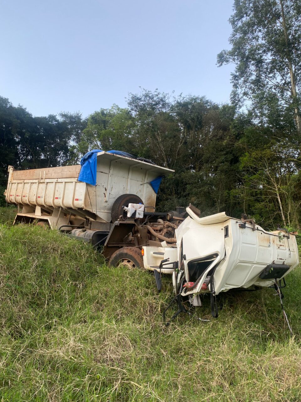 Caminhão despenca em ribanceira e condutor sofre múltiplas fraturas no Oeste de SC