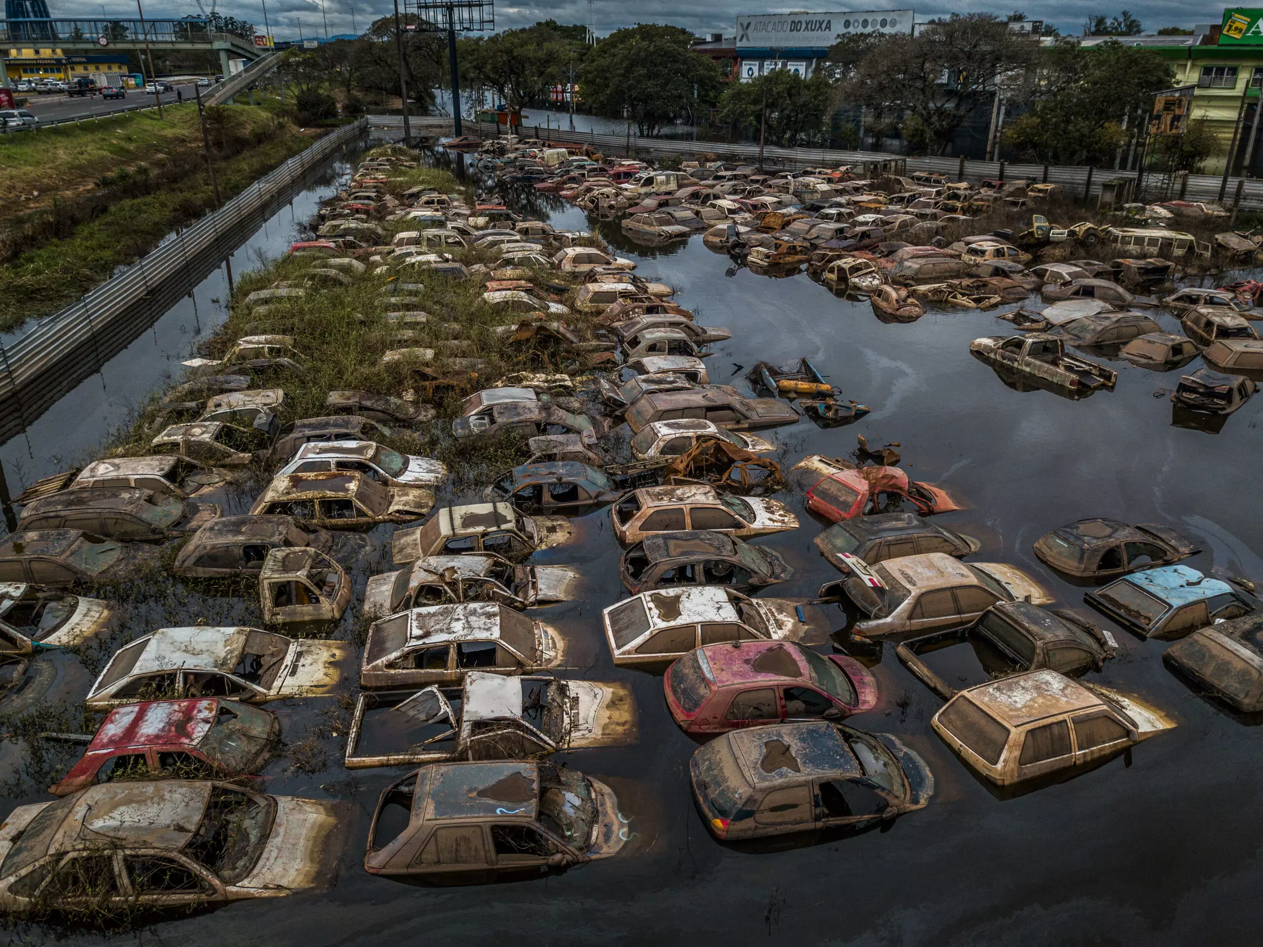 Imagens impressionantes mostram "cemitério de carros" após enchentes em Porto Alegre