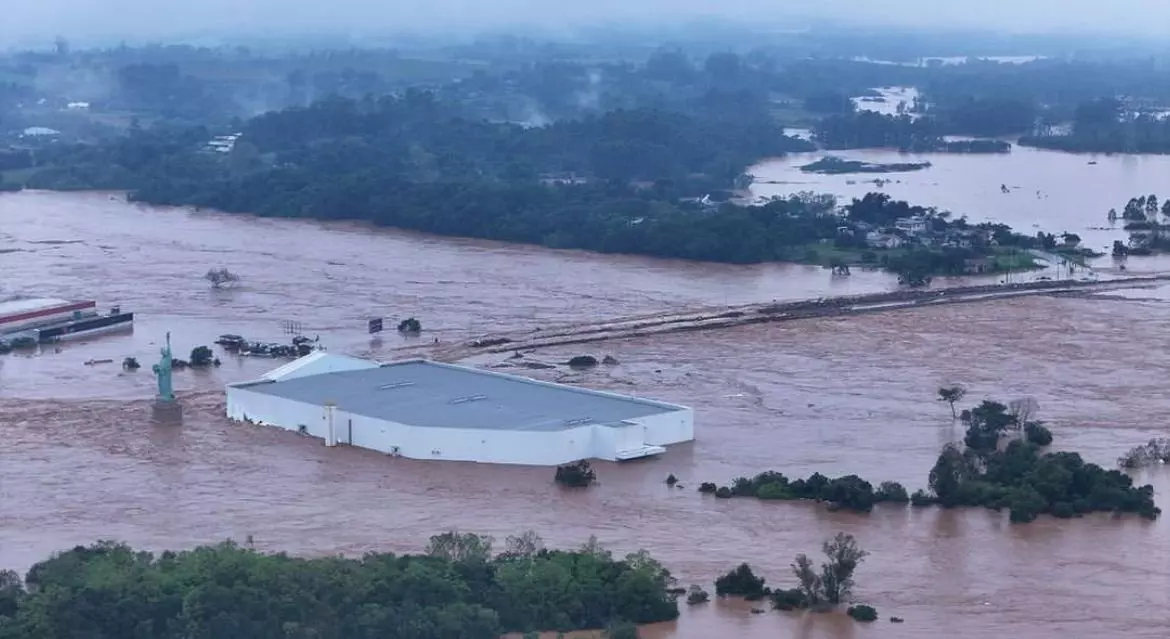 Defesa Civil do RS emite alerta para que moradores de 6 cidades deixem áreas de risco