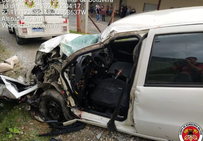 Grávida de 7 meses morre após carro colidir contra carreta no Vale do Itajaí