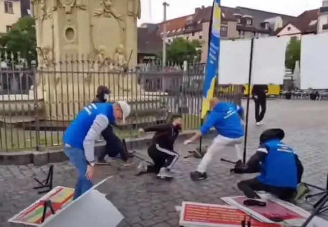 Cenas fortes: Homem invade comício político e esfaqueia pessoas durante live