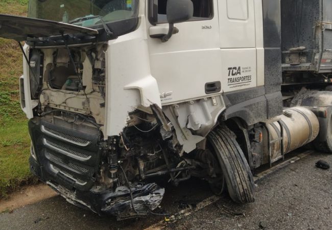 Grávida de 7 meses morre após carro colidir contra carreta no Vale do Itajaí