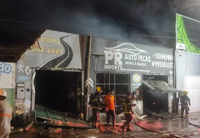 Incêndio de grandes proporções mobiliza bombeiros em Florianópolis; veja FOTOS E VÍDEOS