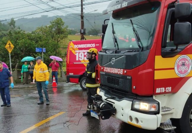 Trabalhador fica preso entre veículo e poste e resgate mobiliza bombeiros em SC