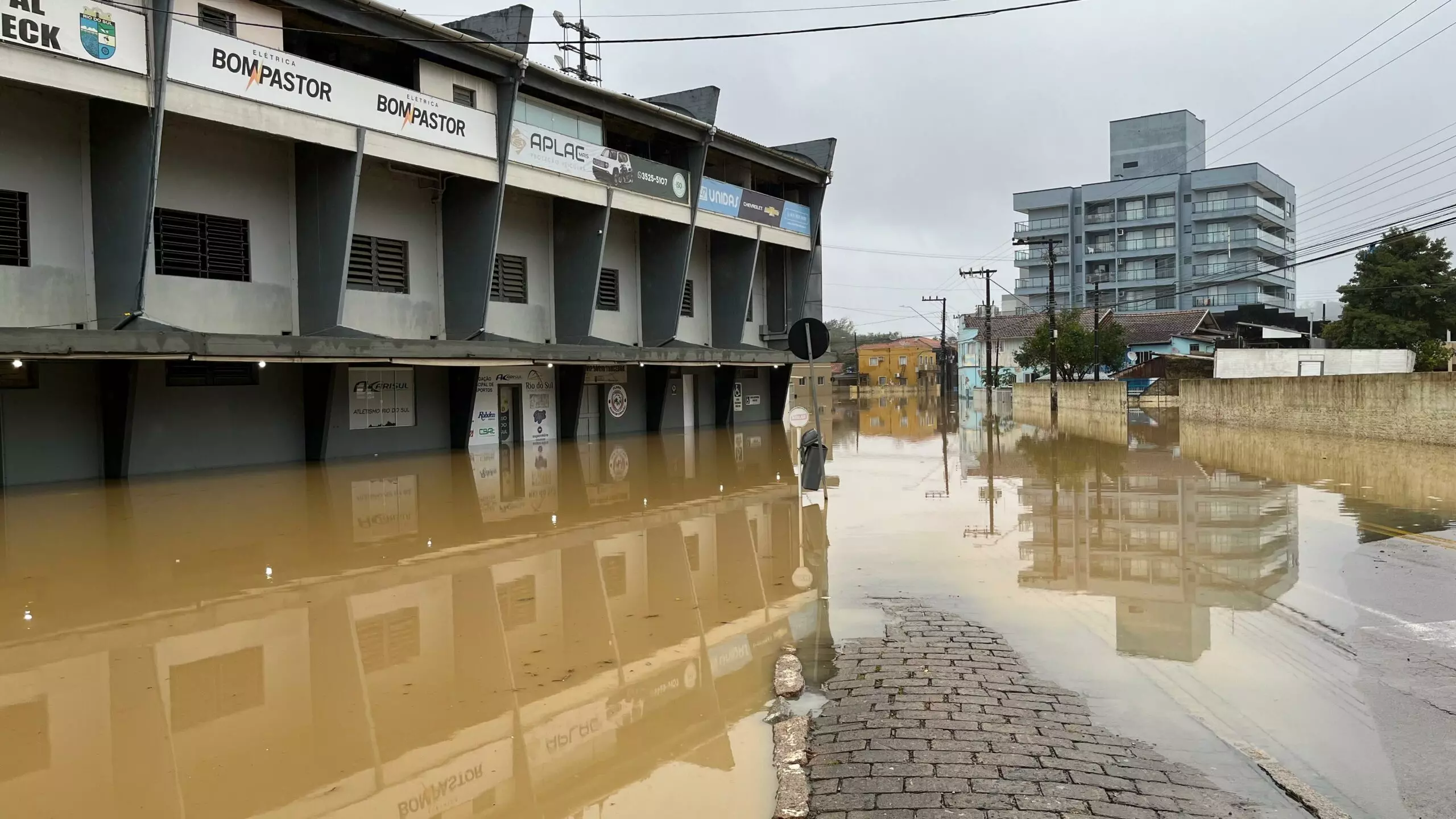 Moradores podem deixar abrigo após nível do rio diminuir em Rio do Sul