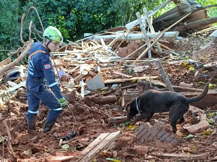 Bombeiros catarinenses já salvaram 3.500 vidas no RS