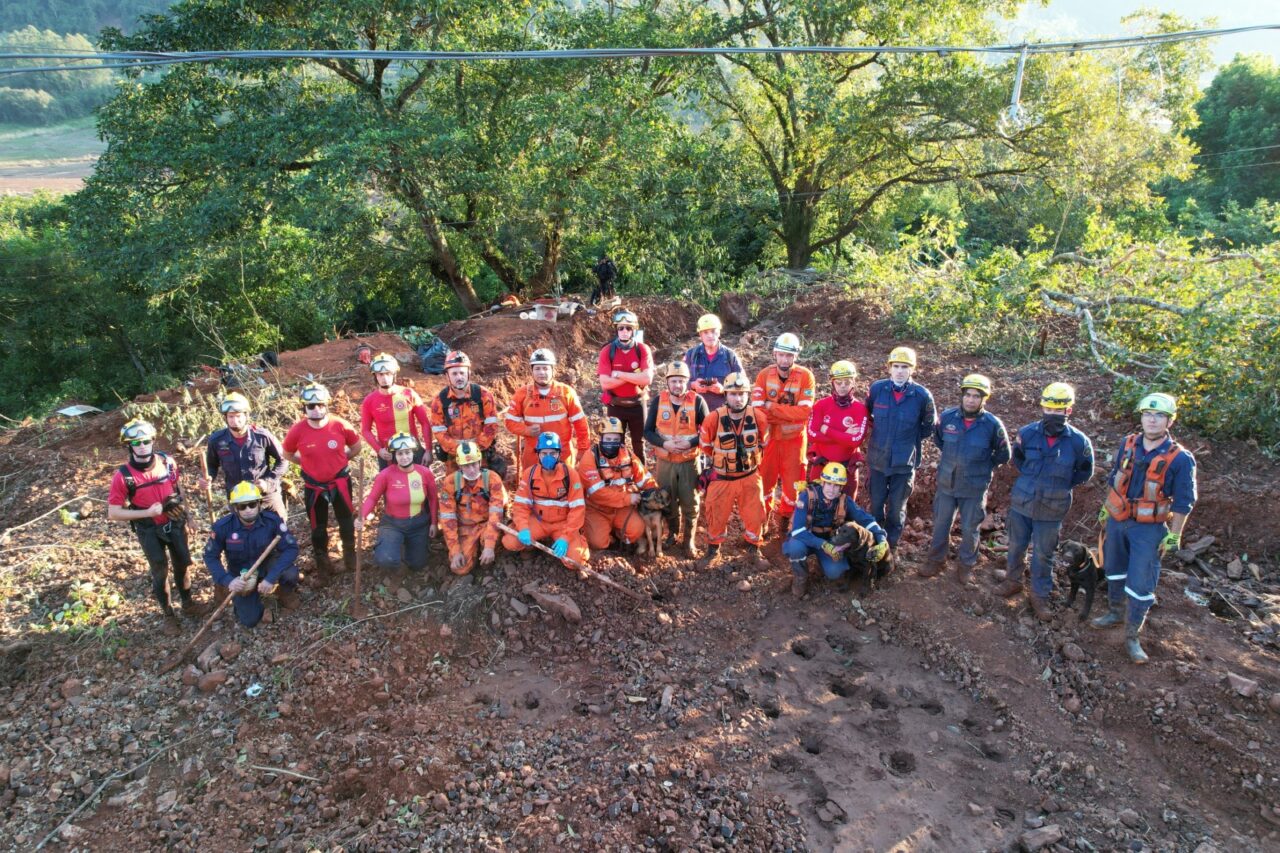 Bombeiros catarinenses já salvaram 3.500 vidas no RS