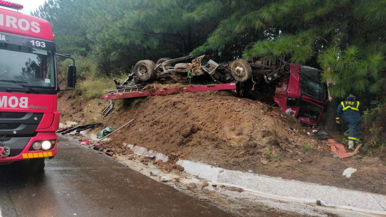 Colisão entre caminhões deixa condutores gravemente feridos