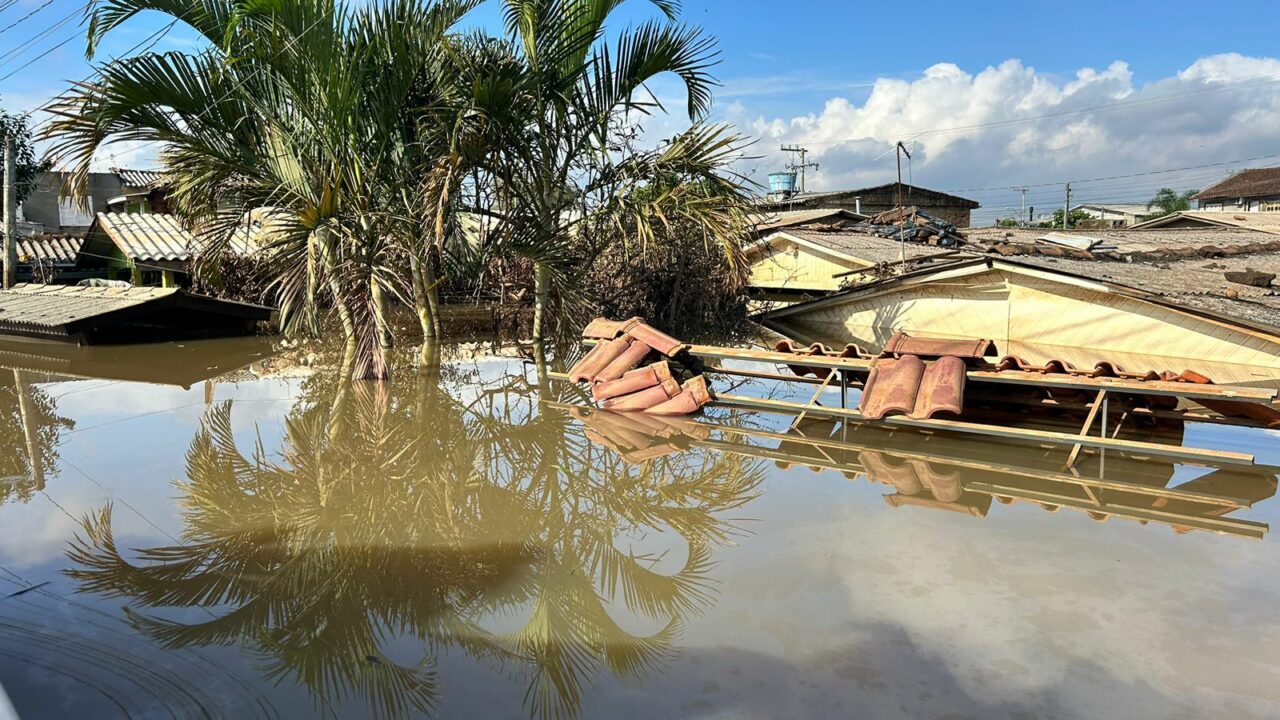 Tragédia no RS: Com casa ainda tomada pelas águas, morador lamenta: "a gente não sabe nem onde começar"