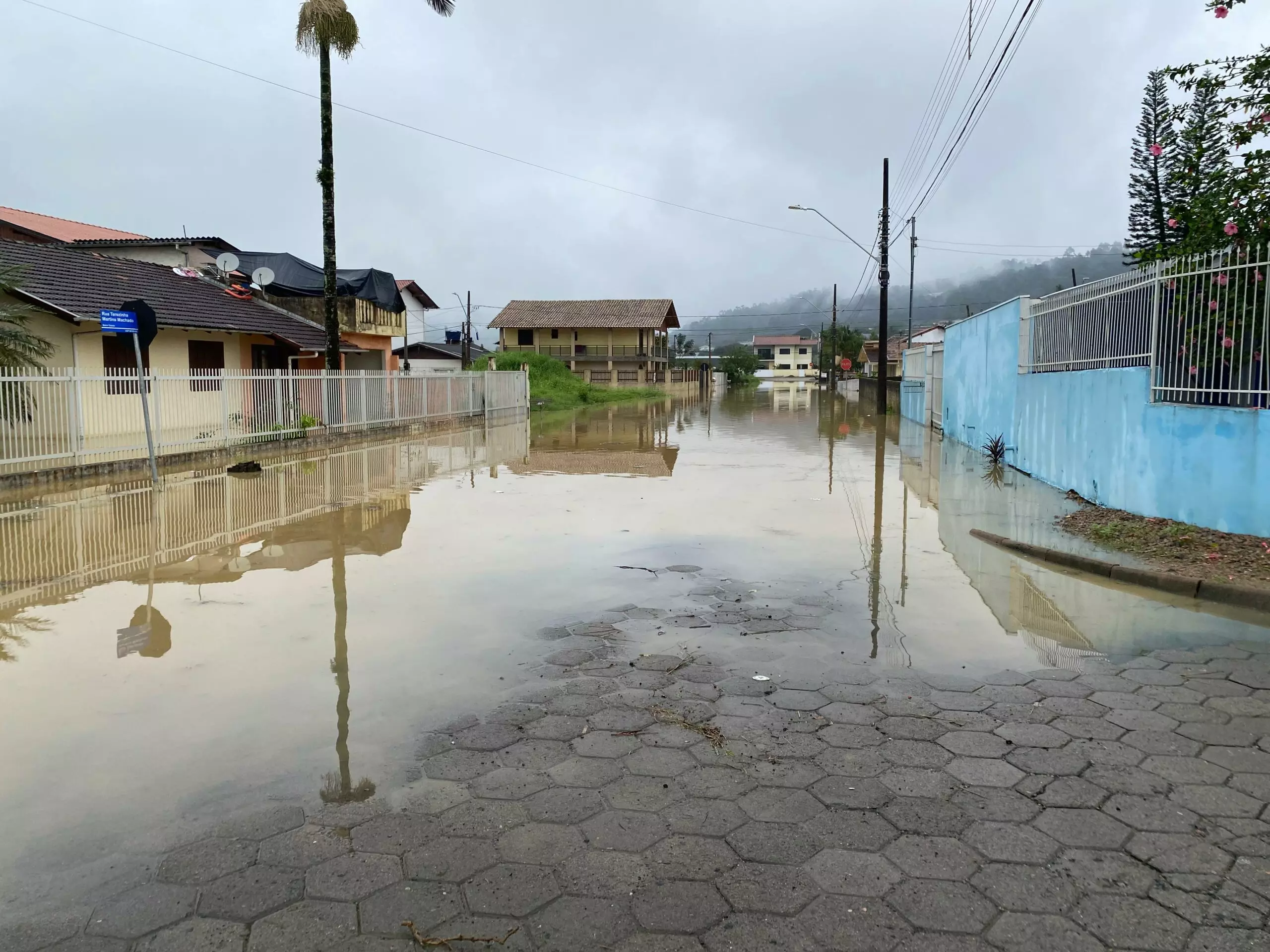 Moradores podem deixar abrigo após nível do rio diminuir em Rio do Sul