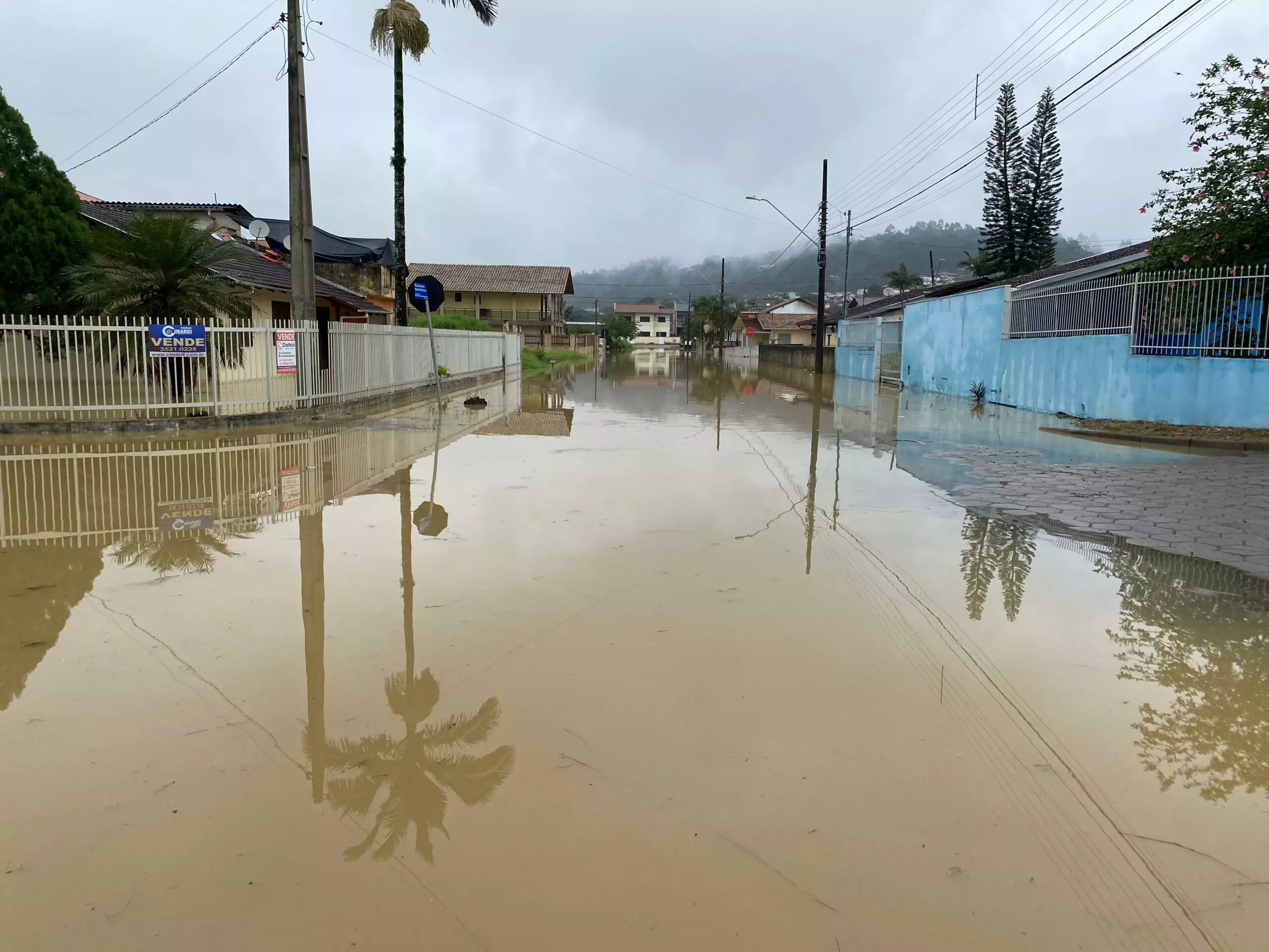 Moradores podem deixar abrigo após nível do rio diminuir em Rio do Sul