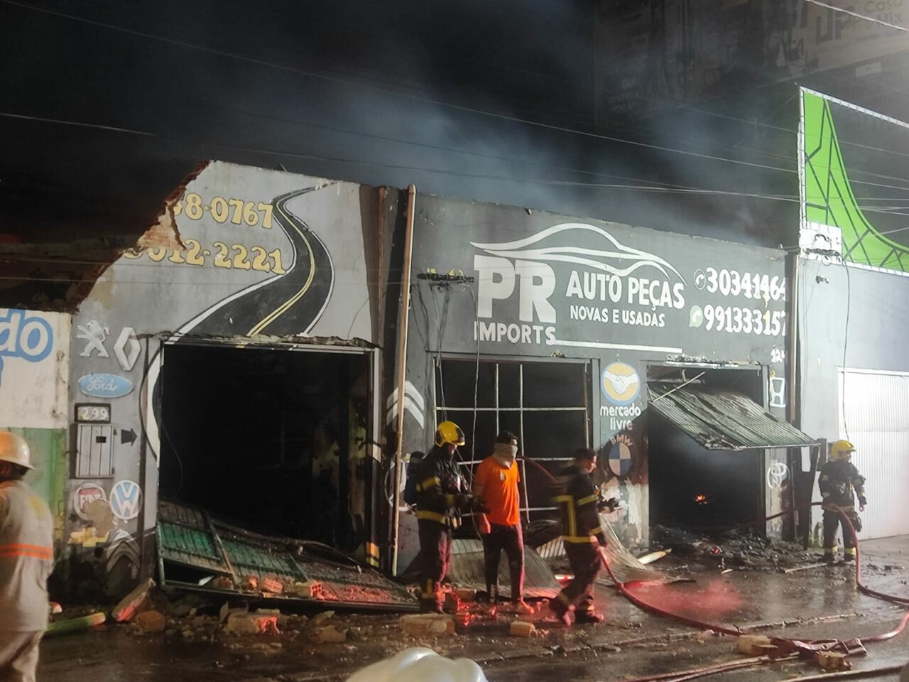 Incêndio de grandes proporções mobiliza bombeiros em Florianópolis; veja FOTOS E VÍDEOS