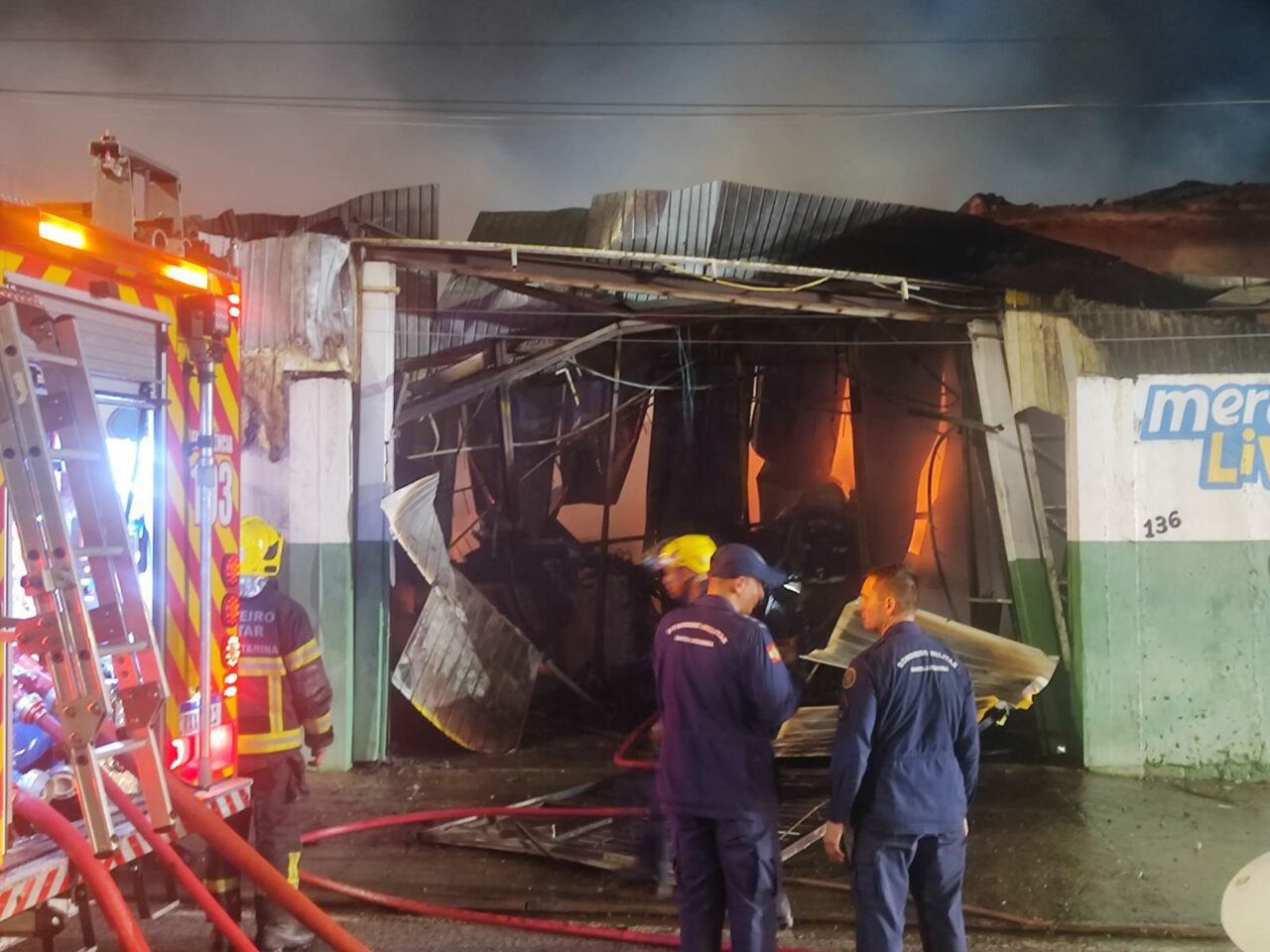 Incêndio de grandes proporções mobiliza bombeiros em Florianópolis; veja FOTOS E VÍDEOS