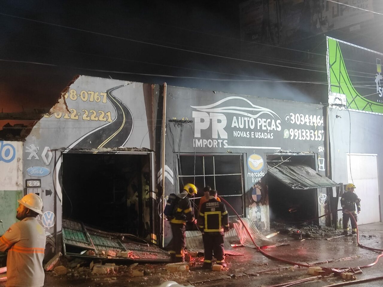 Incêndio de grandes proporções mobiliza bombeiros em Florianópolis; veja FOTOS E VÍDEOS