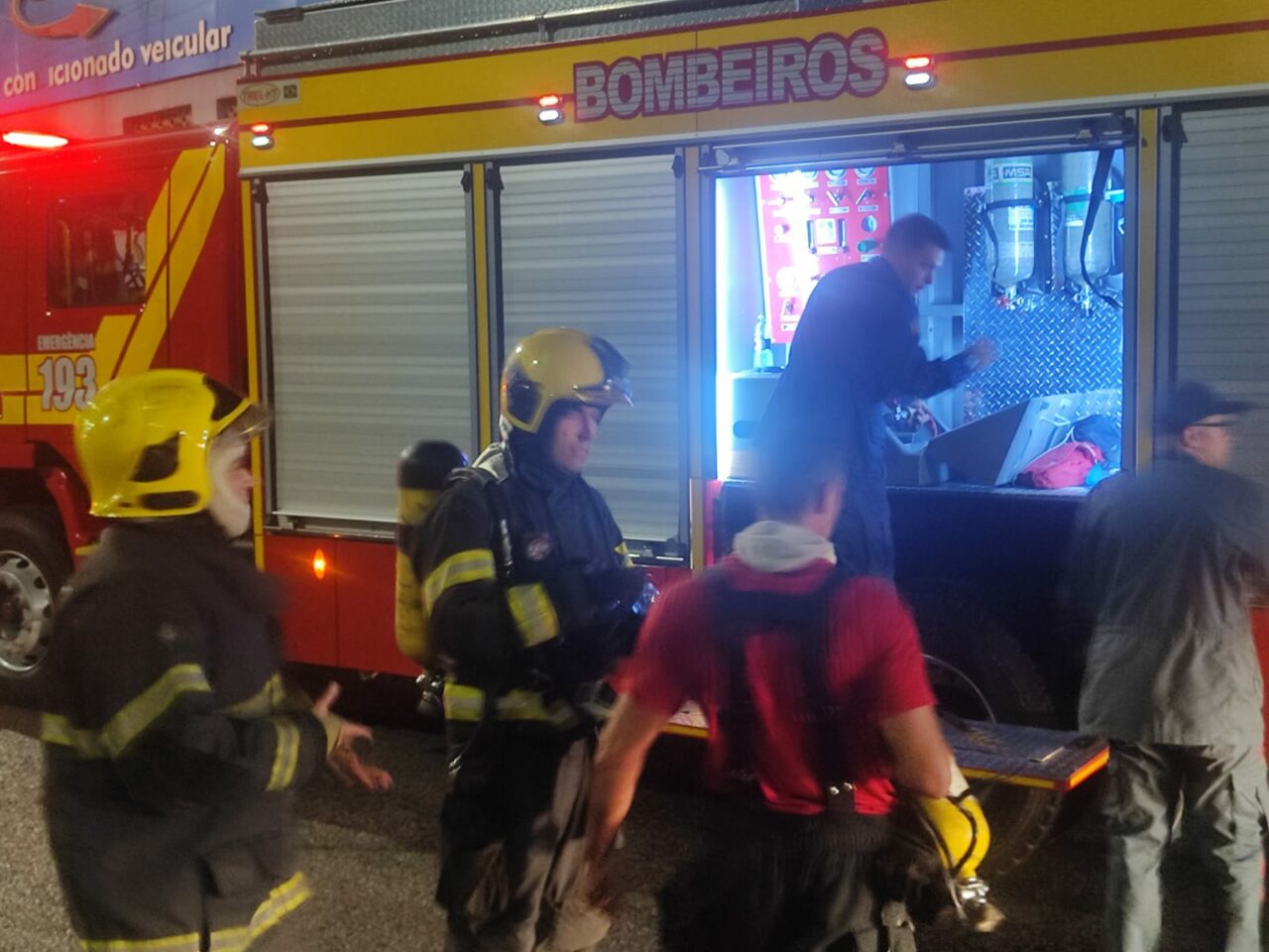 Incêndio de grandes proporções mobiliza bombeiros em Florianópolis; veja FOTOS E VÍDEOS