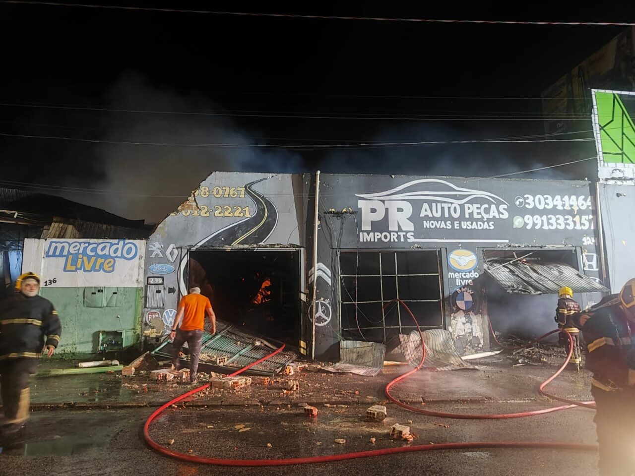 Incêndio de grandes proporções mobiliza bombeiros em Florianópolis; veja FOTOS E VÍDEOS