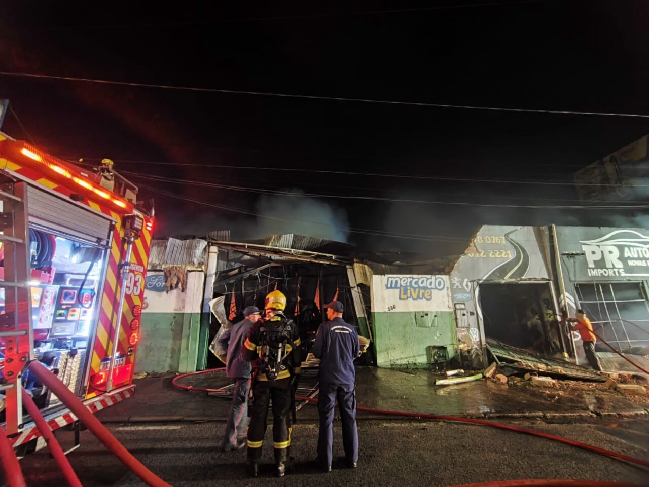 Incêndio de grandes proporções mobiliza bombeiros em Florianópolis; veja FOTOS E VÍDEOS