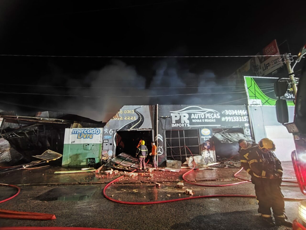 Incêndio de grandes proporções mobiliza bombeiros em Florianópolis; veja FOTOS E VÍDEOS