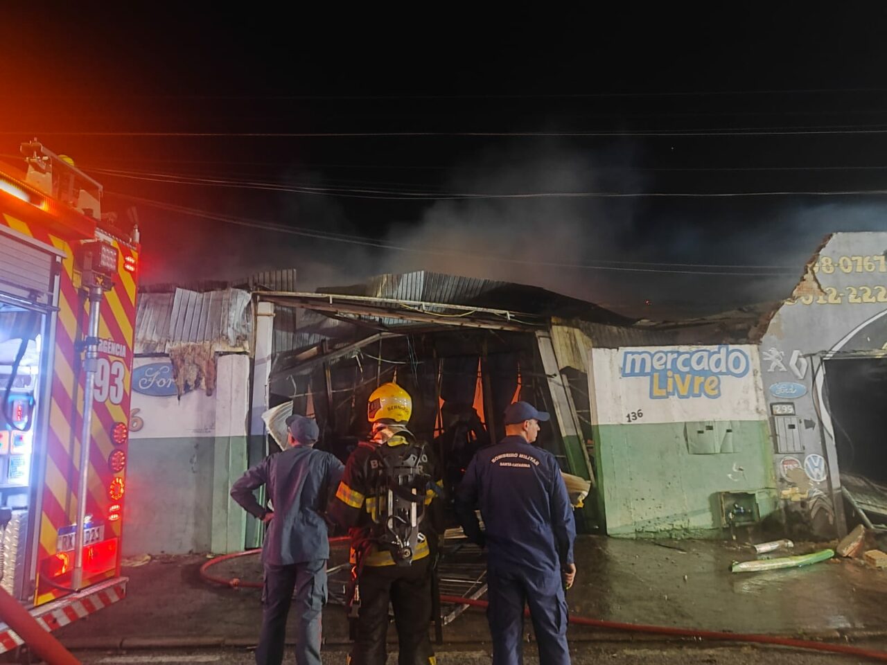 Incêndio de grandes proporções mobiliza bombeiros em Florianópolis; veja FOTOS E VÍDEOS