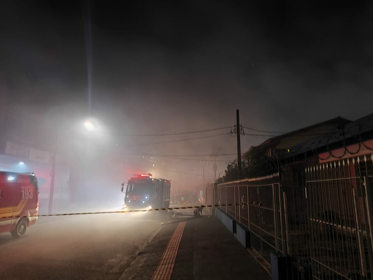 Incêndio de grandes proporções mobiliza bombeiros em Florianópolis; veja FOTOS E VÍDEOS