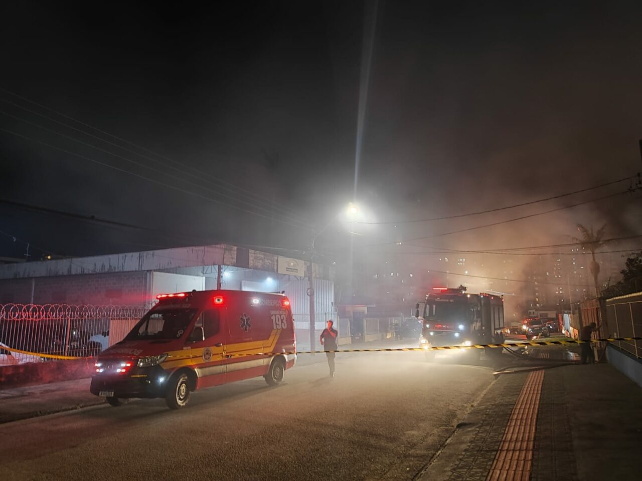 Incêndio de grandes proporções mobiliza bombeiros em Florianópolis; veja FOTOS E VÍDEOS