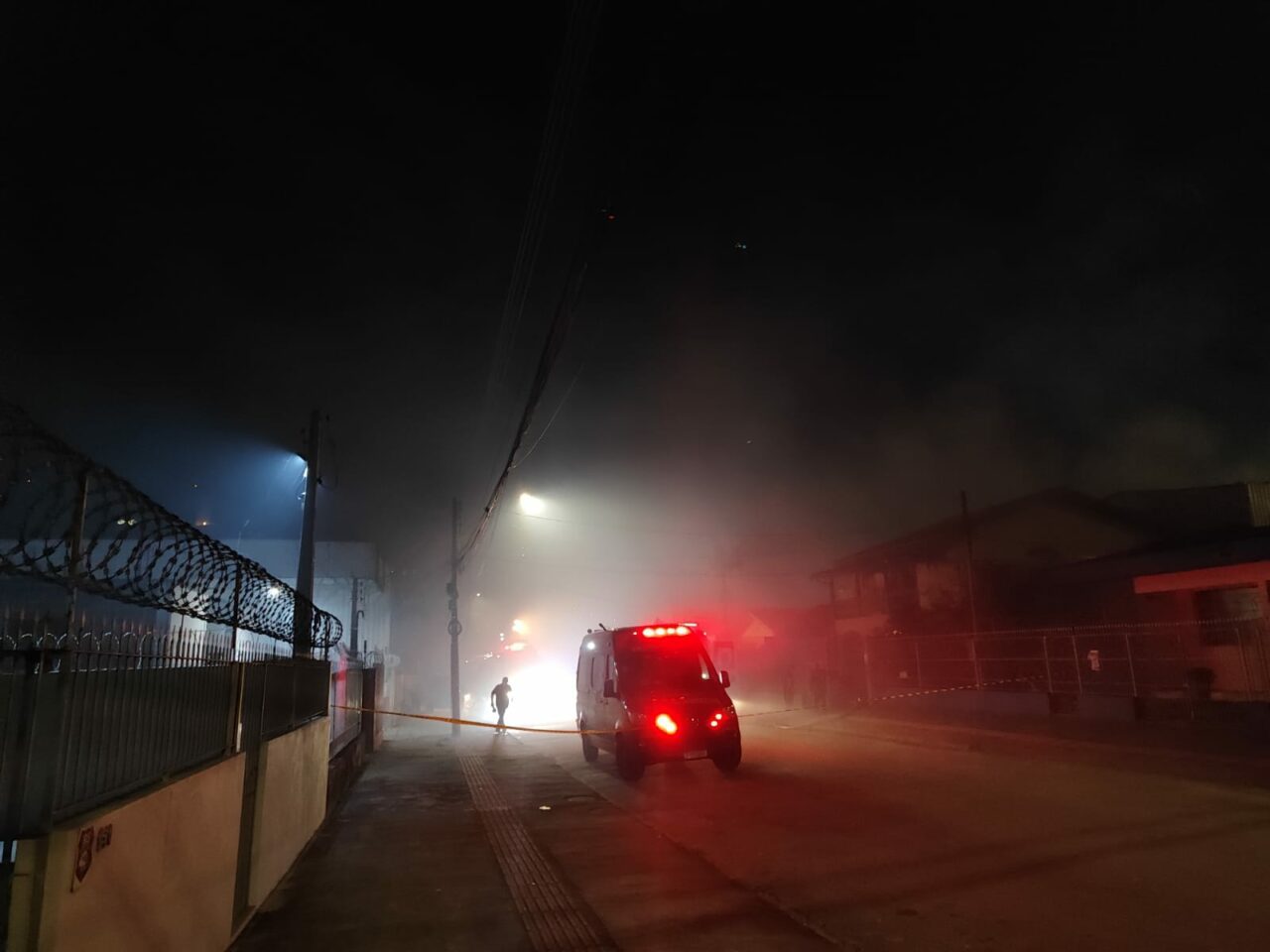 Incêndio de grandes proporções mobiliza bombeiros em Florianópolis; veja FOTOS E VÍDEOS