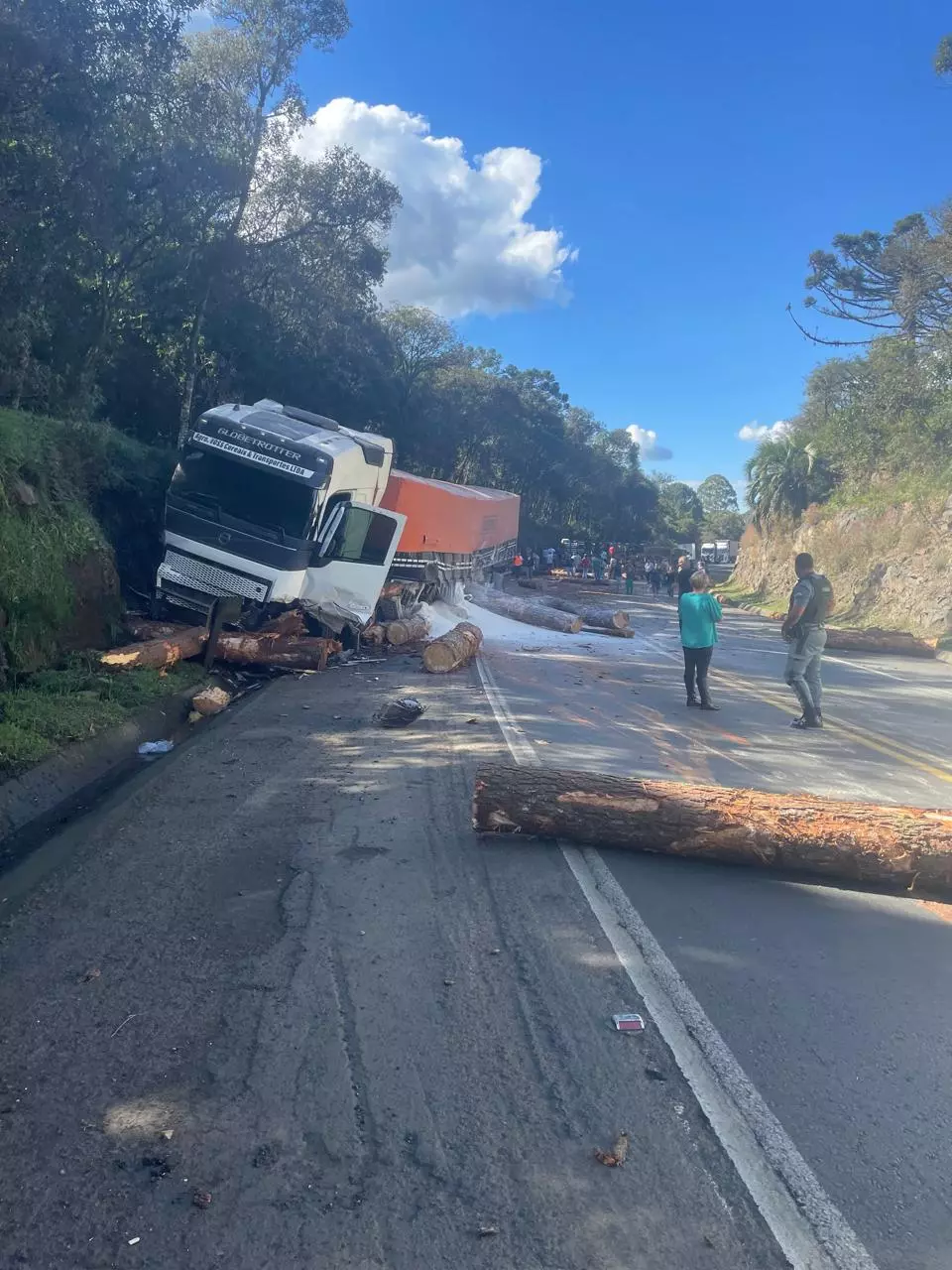 Acidente envolvendo duas carretas e quatro carros deixa quatro feridos na BR-116 em Santa Cecília