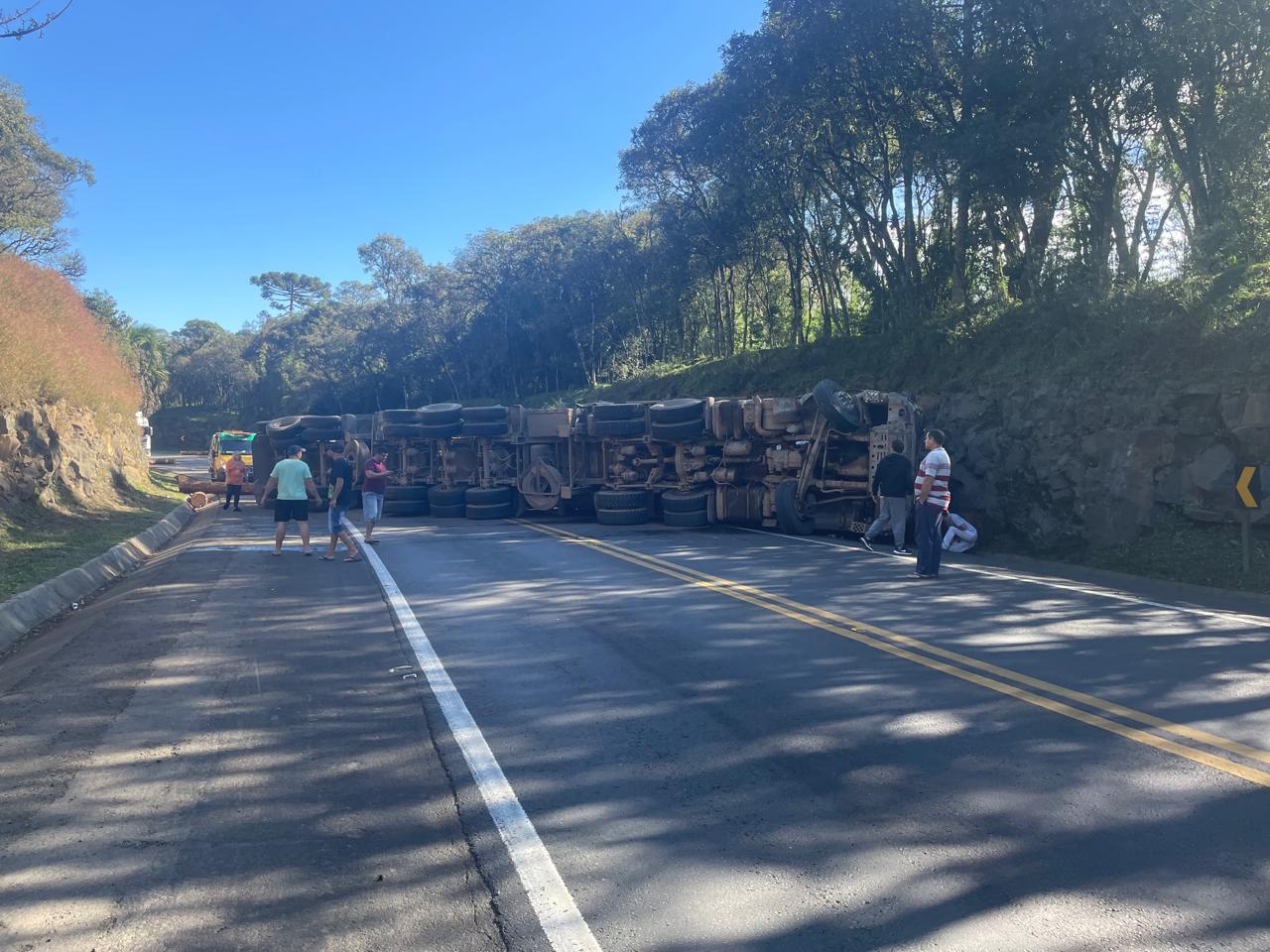 Acidente envolvendo duas carretas e quatro carros deixa quatro feridos na BR-116 em Santa Cecília