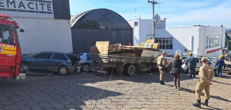 Caminhão desgovernado atinge 10 veículos em Mafra