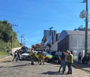 Caminhão desgovernado atinge 10 veículos em Mafra