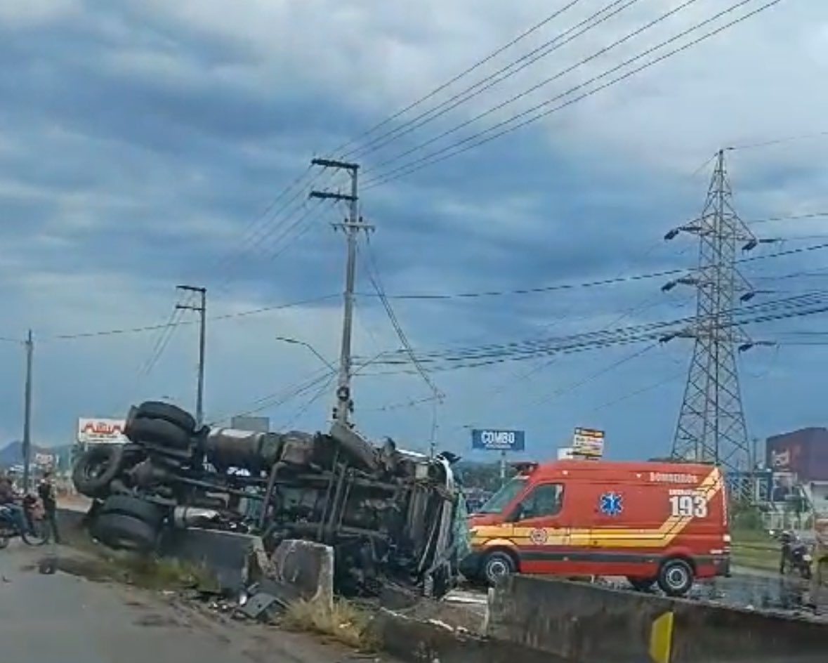 Caminhão tomba na BR-101 e provoca caos com fila quilométrica na rodovia; confira o trecho (1)