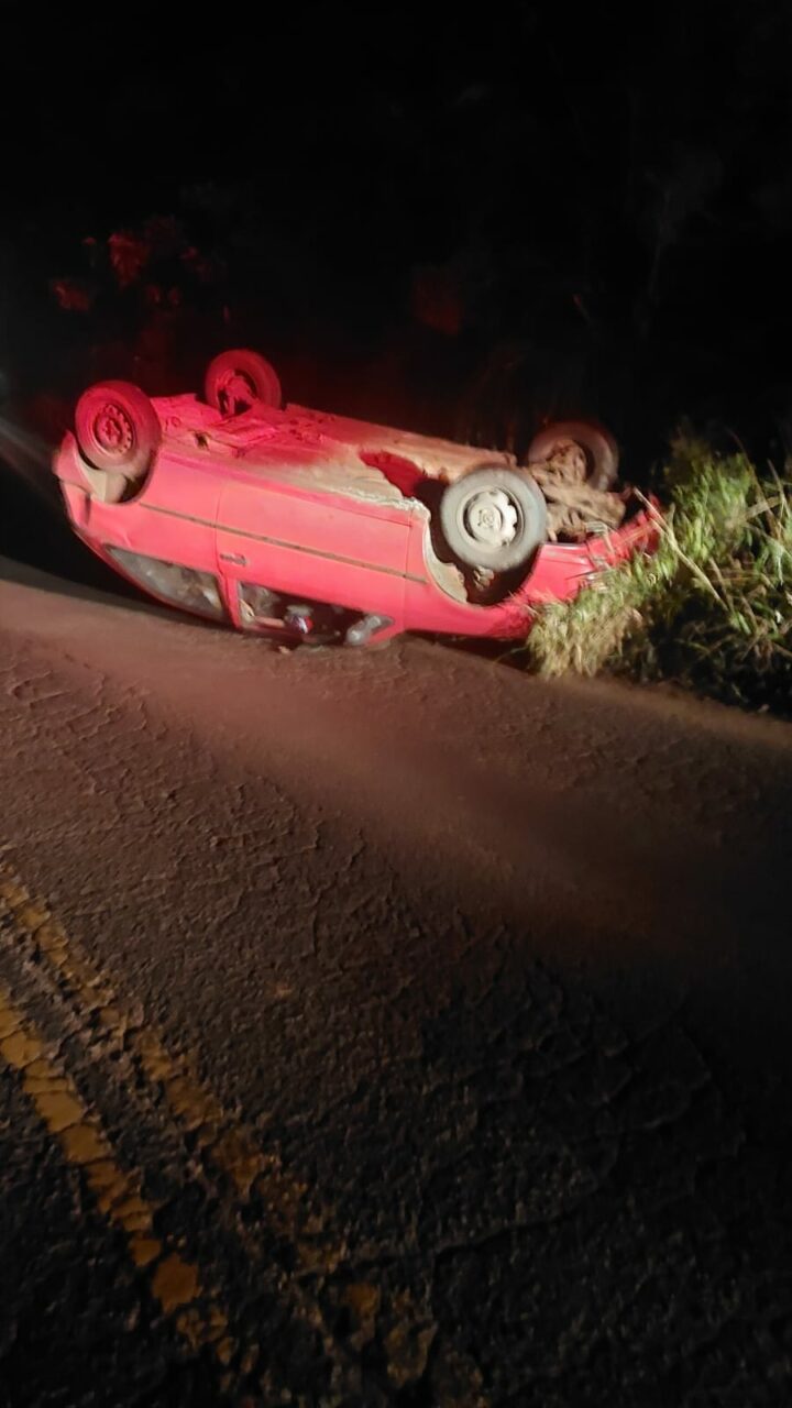 Capotamento em Seara deixa carro de ponta cabeça na SC-283