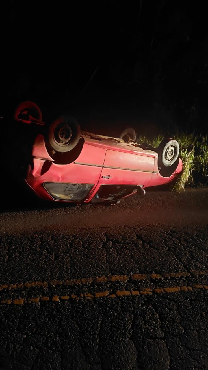 Capotamento em Seara deixa carro de ponta cabeça na SC-283