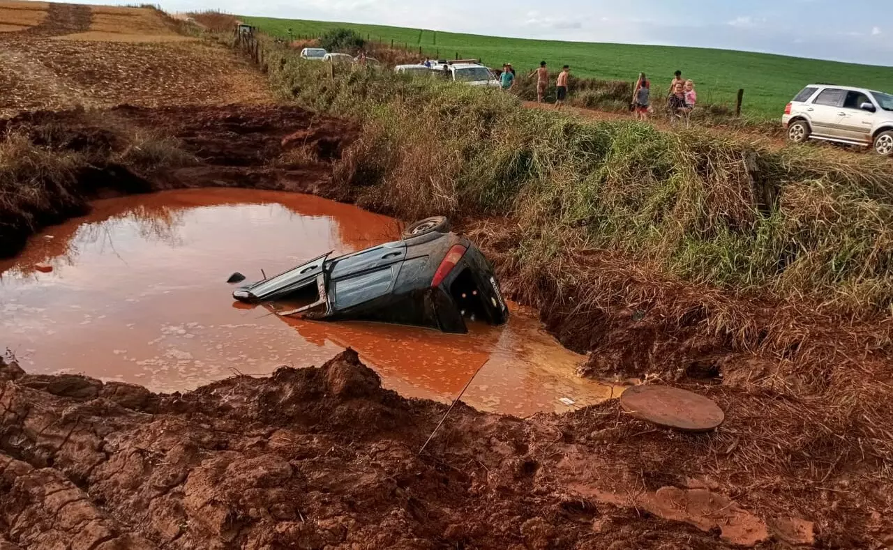 Carro cai em enorme buraco e deixa um morto e dois feridos no Oeste de SC