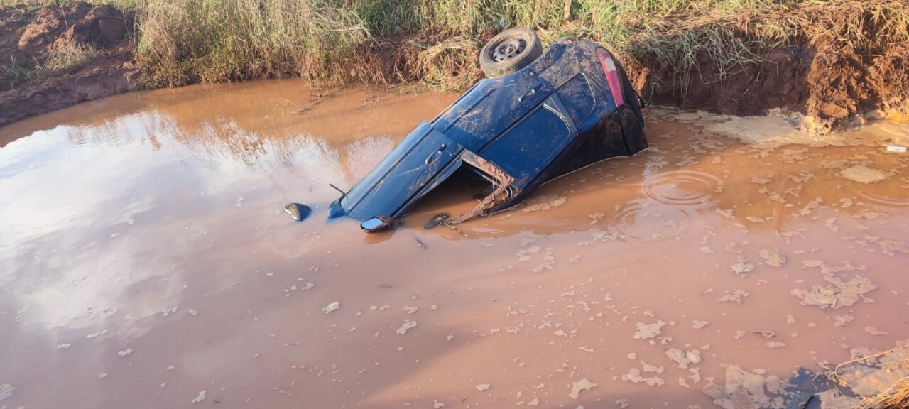 Carro cai em cratera e deixa um morto e dois feridos no Oeste de SC