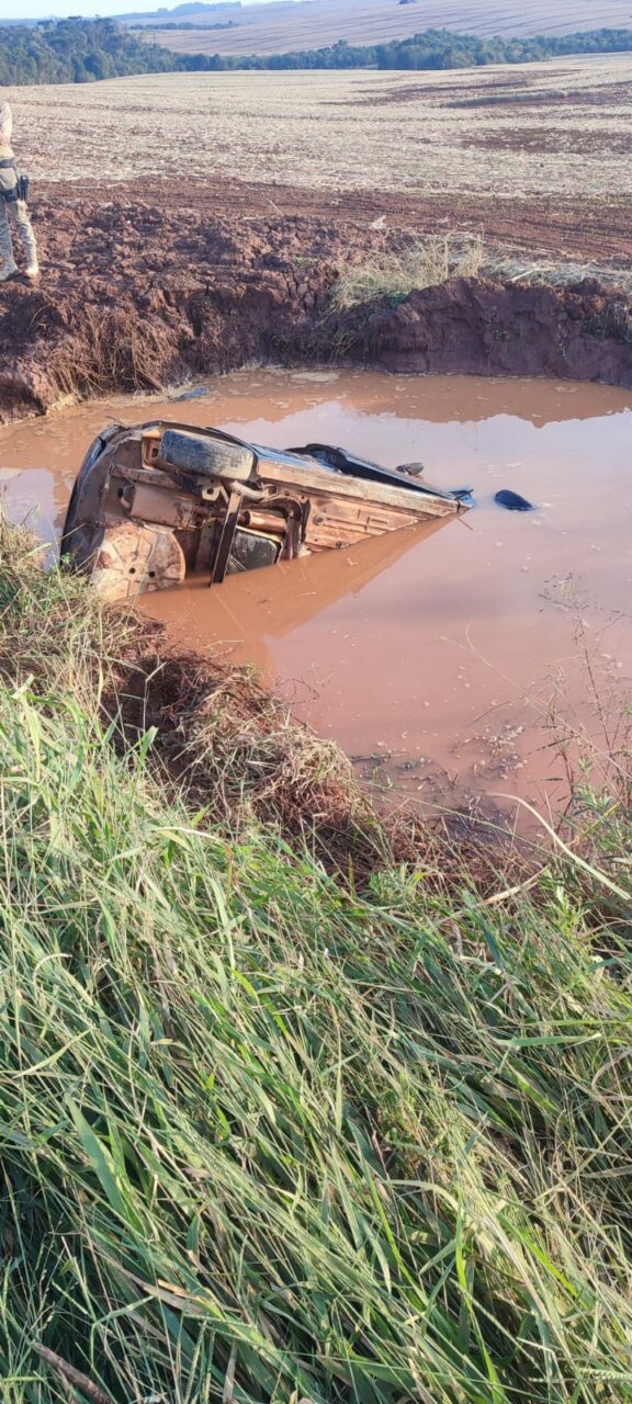 Carro cai em cratera e deixa um morto e dois feridos no Oeste de SC