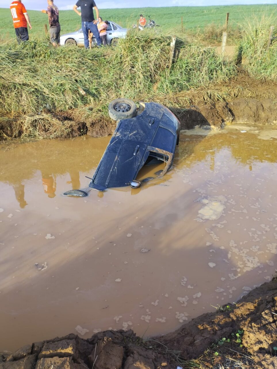 Carro cai em enorme buraco e deixa um morto e dois feridos no Oeste de SC